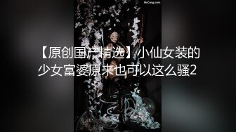 饥渴的少妇露脸镜头前漏奶摸逼诱惑狼友，看着好姐妹被爆草蹂躏