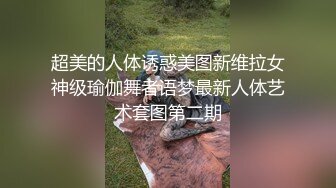  调教漂亮小女友，带上项圈，翘起屁股小皮鞭拍打，埋头吸吮吃屌