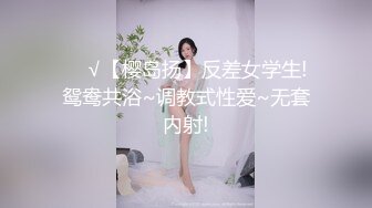 白领情侣在屋内激情做爱