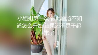  肉丝漂亮伪娘 大白天来到公园掏出鸡鸡边走边撸 附近有老人小孩吵闹