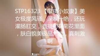  女厕两个小女生躲在厕所探讨身体奥秘,衣服脱光了用手指插插用嘴吸奶头,