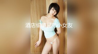 科技园女厕格子裙黑打底清纯小美女 两片湿滑的红嫩唇缝看着馋人