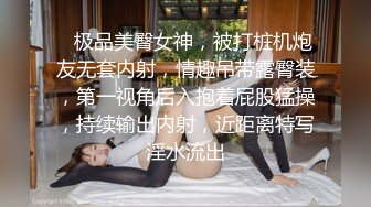 夏天洗澡不關窗的母女倆,翹立的乳頭和稀疏的陰毛真想沖進去玩個3P