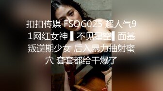  非常骚的少妇露脸带个眼镜好有气质，交大鸡巴在沙发上位主动草大哥好刺激，陪狼友互动撩骚水直流刺激