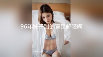 美女在家自慰突然来了两个大屌都想插洞