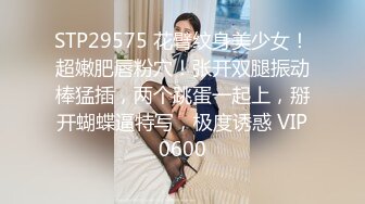 美娇妻趴沙发边玩手机边吃屌啪啪