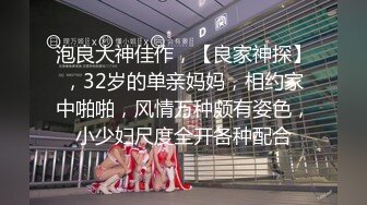 两个社会渣女小萝莉跟小哥哥一起激情大秀，全程露脸揉奶玩逼互动撩骚，道具抽插伺候小哥的大鸡巴，精彩刺激