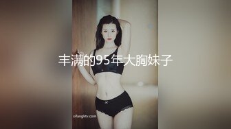 双马尾制服萌妹，一脸清纯呆萌，穿上白丝袜，被炮友干，扶腰怼入小穴一顿输出，骑乘位打桩机