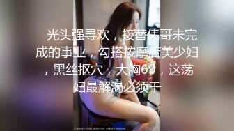 舞蹈系桃子清纯甜美眼镜美女诱惑秀，撩起裙子露完美肥臀，半脱下内裤抖臀，翘起双腿掰穴特写揉搓