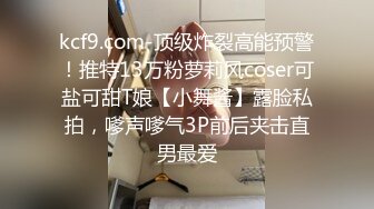 巨乳骚货躺在床上白皙大奶波涛汹涌，和炮友啪啪深入虎穴