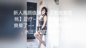 餐厅服务员小美女，来大姨妈了还要上班，正巧上厕所拍下了这一幕，底下还在流血！