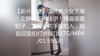 19极品尤物学生妹，黑框眼镜非常清纯，吸吮手指骚起来，肉感身材，顶级大肥臀，翘起摇摆