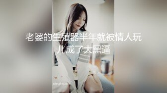 豹纹内衣看着乖巧却很骚颜值美女，单腿丝袜翘起双腿，半脱下丁字裤掰穴揉搓，近距离特写手指扣弄