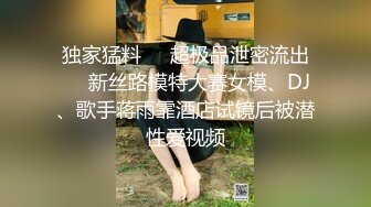 黑哥叫朋友搞自己老婆宾馆里外3P，露脸吃奶子又抠逼还要骚逼给口交，压在身下打桩机式抽插浪叫不止精彩刺激