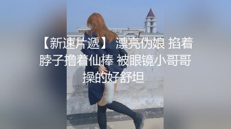 【极品瑜伽教练】，蓝毛衣，牛仔裤，配上白色高跟鞋