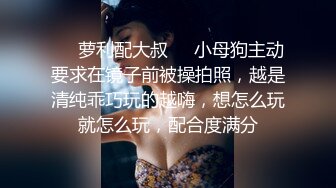 待草的小骚逼，大姐镜头前教她如何伺候男人，年轻小嫩妹给小哥吃大鸡巴，舔硬了在沙发上被插，干的好猛