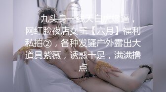  大金链子中年夫妻，露脸无套女上位啪啪做爱，打奶炮，卖力深喉花样姿势很多真会玩