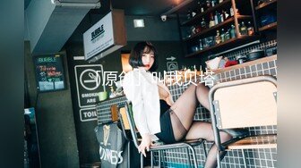  女神级高筒靴时尚白衣小姐姐 约到酒店 脱掉外套性感服饰迷的人欲望沸腾