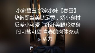 床上朋友和妻子俩爽了，渴望的3P，丈夫在旁边坐着抖脚！