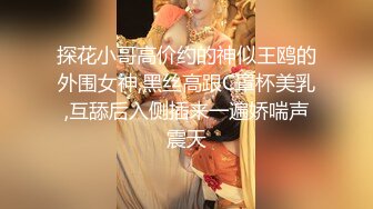 两个大老黑伺候一个中年熟女，口交两个大鸡巴真骚，被两黑鬼轮草抽插，干了骚逼干菊花，各种体位蹂躏爆草