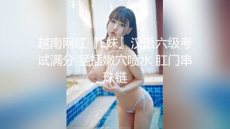 美艳网红熟妖KTV赴会，俩妖一男一起进厕所爱爱，口交后入啪啪，外边唱着歌里面艹着淫秽的妖，想想都刺激死啦！