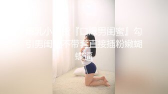 两老哥KTV点了两个妹子，一人一个揉捏奶子唱唱歌，沙发上同时开操