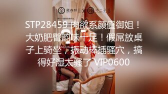 ❤️美乳小翘臀❤️穿着婚纱被单男拽着头发肏，看着老婆被内射极度淫骚D航空姐刚下飞机就被老公送到别人床上黑丝脚都还是酸的