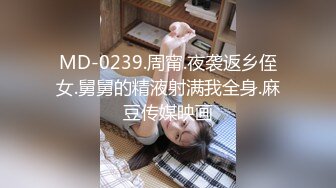 约两个巨乳妹子玩嗨了就顺便裸泳一下