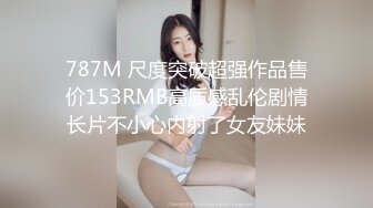 《极品CP魔手外购》想要精品必须作死后续！貌似男扮女装冒着风险藏身女厕~赤裸裸的拍脸拍逼有美女有极品逼4K原画 (1)