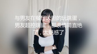 臊女雙人秀,好姐妹壹起發臊,養的小狗聞著騷味就想來舔,連忙制止