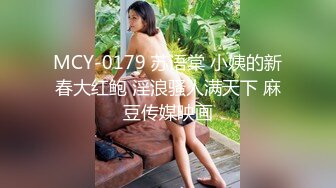 居家小少妇真骚，露脸伺候大哥舔鸡巴舔蛋蛋，舔大哥耳朵好痒，激情上位还要舔大哥乳头，让大哥爆草干到射