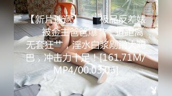 只穿着一件裹胸黑衣的性感大长腿美女 下体逼毛黑黝黝