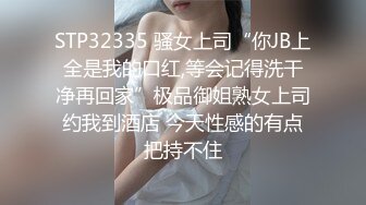 乖巧甜美型小美眉，酒店舔大粗棒吃睾丸，吃得好入味，躺在床上猛男抬起小美腿一顿狂草，十分厉害！