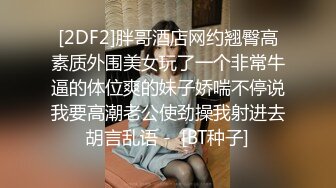 偷拍美女尿尿被发现 裤子都不提 就拿包打我 太凶了跑吧