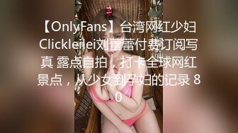 商场女厕偷拍披肩发美女 尿尿时用双手把逼掰开 尿完不擦逼