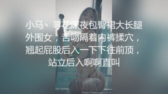 美女玩手机射精在她身上