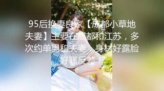 澡堂子内部员工偷窥洗完澡正在化妆的三姐妹