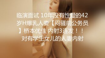 偷拍达人潜入商场隔板女厕手机不停移动偷拍美女如厕