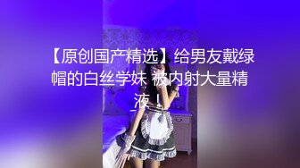 高跟牛仔裤风骚女友跟男友激情啪啪，口交酸奶大鸡巴好骚，衣服都没脱完就让小哥干上了，无套抽插直接内射