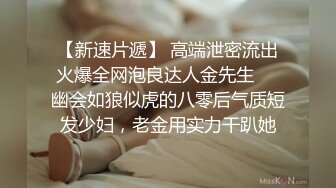 在家后入大腚妹子 操起来很舒服 这车哥们开的貌似有点吃力