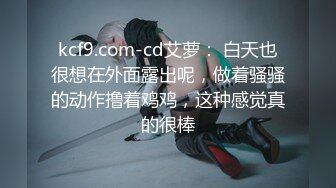 网络红人大骚货何奕奕与眼镜男浴室玩激情