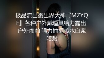 金发眼镜双胞胎姐妹一起露逼诱惑，情趣装撩起衣服翘起屁股摆弄，舌吻互舔逼逼揉捏奶子，抬起双腿掰穴摩擦阴蒂