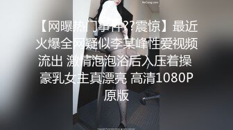 风景区女厕全景偷拍多位美女少妇前来献B (2)